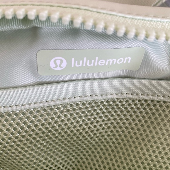 ❤️ Lululemon Everywhere Belt Bag Wordmark Kohlrabi Green/White NWT - Picture 12 of 12